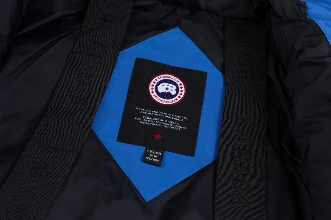 P820 (Top wolf fur version delivery handbag) Canada Goose Canada Goose #Expedition expedition parka classic down jacket ➖ Imported 21-count polyester-cotton blended original fabric [last year’s 16-count/18-count hard fabrics have been completely eliminated, this year all use 21-count genuine synchronous fabrics, the soft mid-band feels delicate and textured], genuine synchronous Feather-Light 10D waterproof coated fabric, made of 84.5% polyester fiber and 15.5% cotton, 100% the best feel in the entire network! ➖ The genuine official website uses the national standard 80 white duck down, and will never be misled by false claims such as 90 down or goose down! ➖ Using the best nylon lining with double double-layer sealing design, velvet-proof No. 7 needle + grid-filled down ready-made garments, there is 100% no so-called velvet running! ➖ The cuffs are designed with thickened seamless threads, and the collar and pockets are lined with top-quality polar fleece to keep you warm and comfortable! ➖ Yoshida YKK provides original custom-made electroplated sliders. YKK two-way lockable zippers are tight and smooth and will not peel off paint! ➖ 3M composite guarantees that the Velcro is the same as the original, durable, and all accessories and hardware are custom-made! ➖ Imported BEHRINGER embroidery machine to customize the 10,000-needle embroidery logo, 98% of which can be reproduced to restore the original logo. You can check and compare on the official website! ➖ The fur collars are all made of large pieces of Western Canadian blue wolf hide, ensuring that each fur collar is 13-15cm wide!